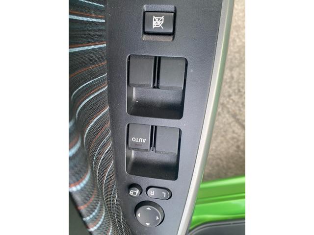 パワーウィンドウのスイッチですよ。運転席に居ながら窓を開け閉めのコントロールできますよ。