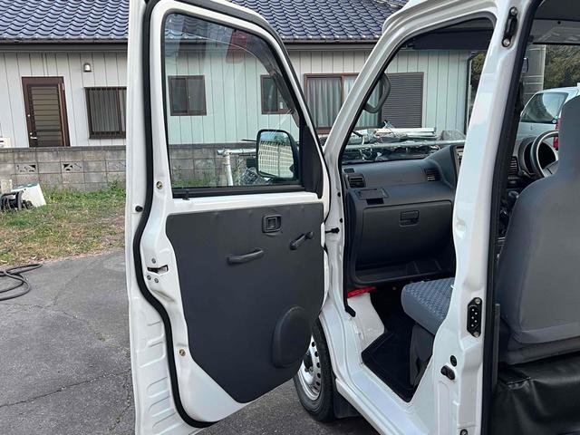 ハイゼットカーゴ 　４ＷＤ　軽バン　バン　ＭＴ　両側スライドドア　エアコン　運転席エアバッグ　カセット（17枚目）