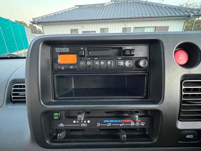 ハイゼットカーゴ 　４ＷＤ　軽バン　バン　ＭＴ　両側スライドドア　エアコン　運転席エアバッグ　カセット（33枚目）