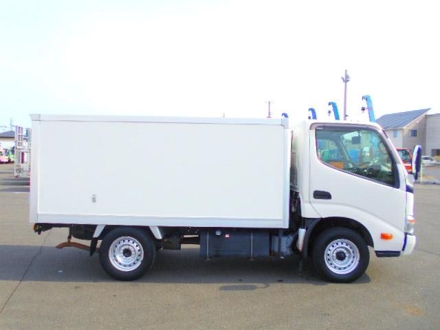 トヨエース 　冷蔵冷凍車　上物デンソー　－７度設定　積載１．３５ｔ　荷台寸法２９１ｘ１５２ｘ１０５　荷台床：アルミ床（ラッシングレール２段　左サイドスライド扉　荷室カーテン付　フルタイム４ＷＤ　ノーマルタイヤ４本付（8枚目）