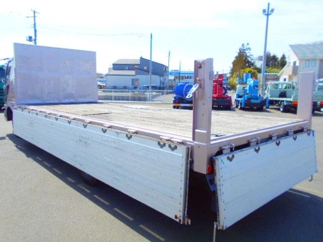 ファイター 　アルミブロック平ボディ　増トン　積載８ｔ　荷台寸６２２ｘ２３７ｘ６８　荷台床：板張り　アオリ開閉サポート　引出しフック５対　ロープフック１７対　２４０馬力　ベッド付　メッキパーツ　６速ミッション（19枚目）