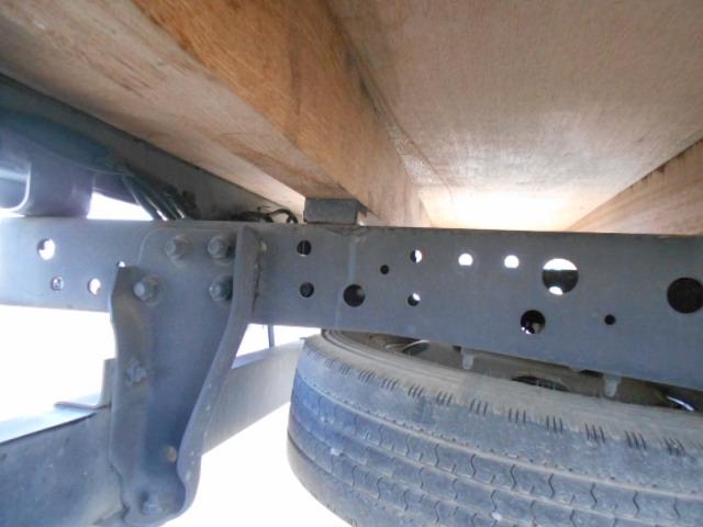 エルフトラック 　アルミブロック平ボディ　標準ロングボディ　荷台寸法４３６ｘ１７９ｘ３８　荷台床木張り　５速ミッション　排ガス適合　準中型限定（５ｔ未満）免許対応車（34枚目）