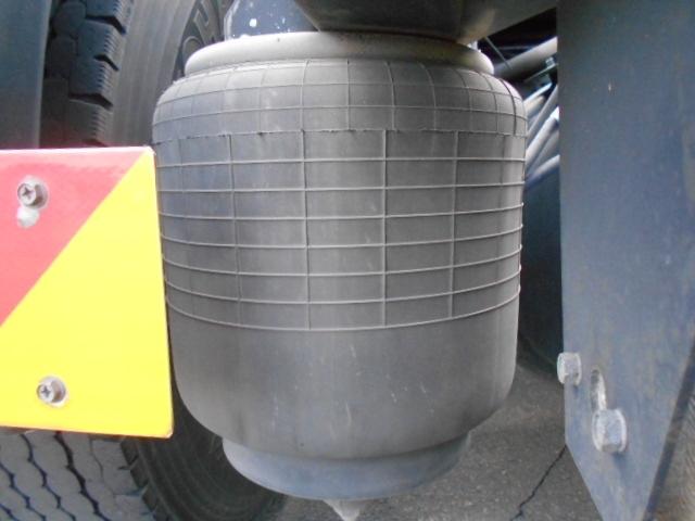 クオン 　トレーラーヘッド　第５輪荷重１１．５ｔ　ハイルーフ　後輪エアサス　４１０馬力　ターボ車　アルミタンク　ＡＴ（エスコット）２ペダル　排ガス適合　大型免許対応車（26枚目）