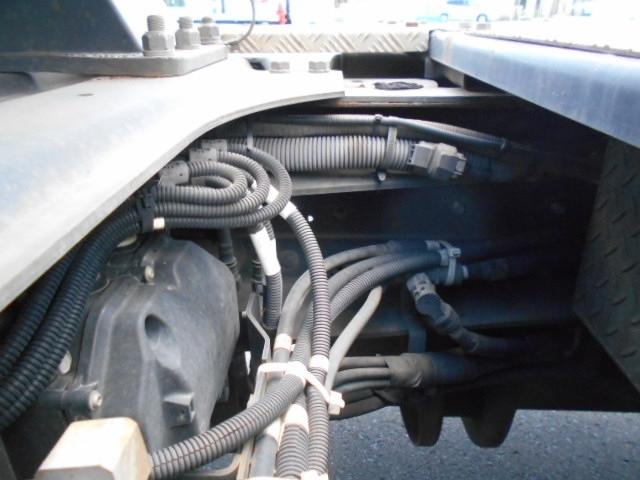 クオン 　トレーラーヘッド　第５輪荷重１１．５ｔ　ハイルーフ　後輪エアサス　４１０馬力　ターボ車　アルミタンク　ＡＴ（エスコット）２ペダル　排ガス適合　大型免許対応車（38枚目）