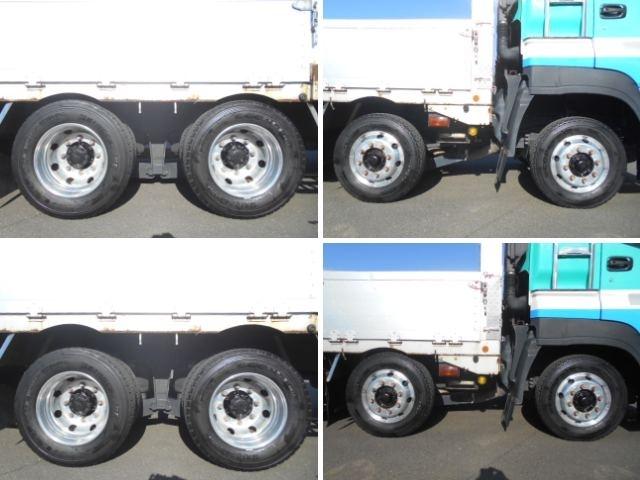 ギガ 　アルミブロック平ボディ　４軸低床　積載１３．９ｔ　荷台寸法９５２ｘ２４０ｘ５９　荷台床板張り　総輪エアサス　内フック９対　中央１１個　引出しフック１８対　スタンションホール４カ所／３本（21枚目）