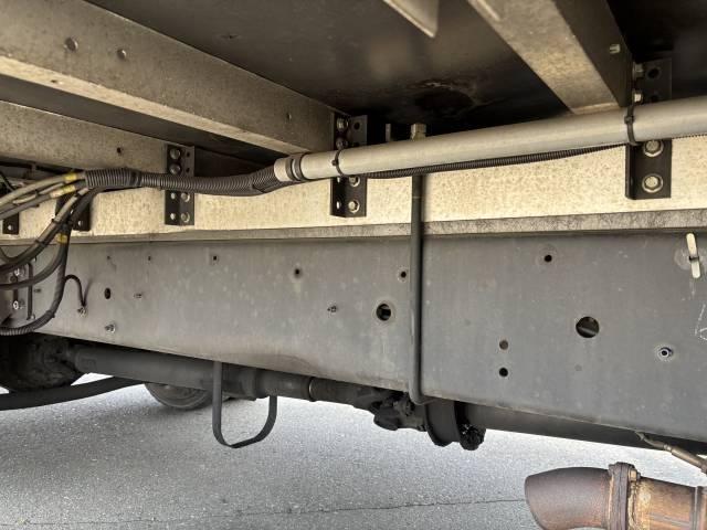ヒノレンジャー 　アルミウイング　上物トランテックス製　荷台寸法６２７ｘ２４０ｘ２４１　荷台床板張り　積載２．７５ｔ　ラッシングレール２段　内フック５対　アオリ開閉サポート　後輪エアサス　ハイルーフ　アルミホイール装着（34枚目）