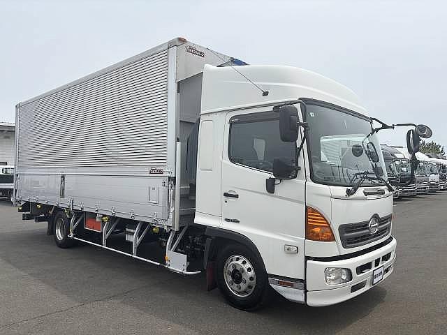 ヒノレンジャー 　ＰＧ付アルミウイング　上物フルハーフ製　荷台寸法６２９ｘ２３９ｘ２２９　荷台床アルミ板　積載２．２ｔ　跳ね上げＰＧ付（庫内リモコン付）　ＰＧ昇降能力１０００ｋｇ　ハイルーフ　アルミホイール装着（2枚目）
