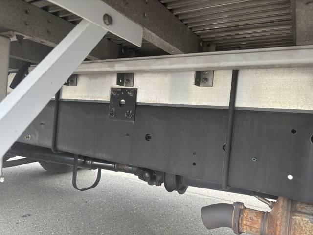 ヒノレンジャー 　ＰＧ付アルミウイング　上物フルハーフ製　荷台寸法６２９ｘ２３９ｘ２２９　荷台床アルミ板　積載２．２ｔ　跳ね上げＰＧ付（庫内リモコン付）　ＰＧ昇降能力１０００ｋｇ　ハイルーフ　アルミホイール装着（33枚目）