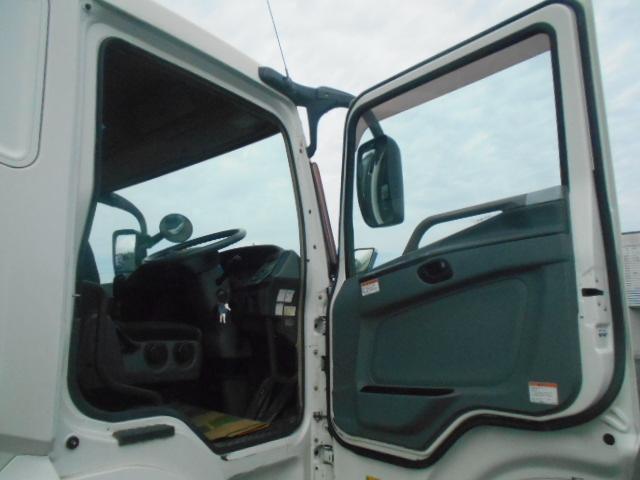 スーパーグレート 　チップ運搬車　上物新明和製　スライドデッキ　積載１０．２ｔ　荷台内寸：９５０×２２９×２４５【約５２立米】　室内デッキ動作リモコン　７速ミッション　４軸低床　２５ｔ車　ターボ車　２６５／７０Ｒ１９．５（14枚目）