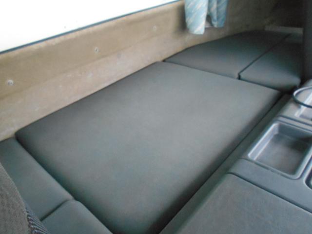 スーパーグレート 　チップ運搬車　上物新明和製　スライドデッキ　積載１０．２ｔ　荷台内寸：９５０×２２９×２４５【約５２立米】　室内デッキ動作リモコン　７速ミッション　４軸低床　２５ｔ車　ターボ車　２６５／７０Ｒ１９．５（29枚目）