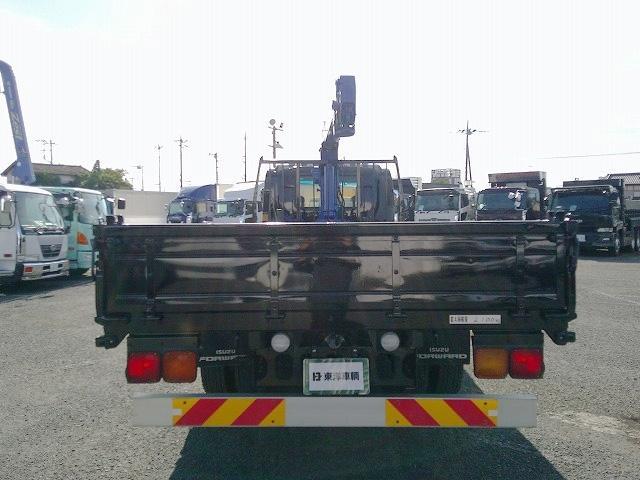 フォワード 　クレーン付平ボディ　上物タダノ製　４段ブーム　ラジコン付（無線）　２．９ｔ吊　フックイン　角足、差し違いアウトリガー　荷台寸５５８ｘ２２７ｘ３０１　積載２．１ｔ　荷台床鉄板張り　内フック１２ヶ有（10枚目）