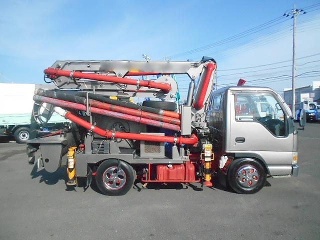 エルフトラック 　コンクリートポンプ車　上物極東開発製　上物型式ＰＨ３５－１１　真空スクイーズ式　３段屈折式ブーム　地上高１１．４ｍ　３６０°全旋回　ラジコン２個あり（無線）　走行６万ｋｍ（4枚目）