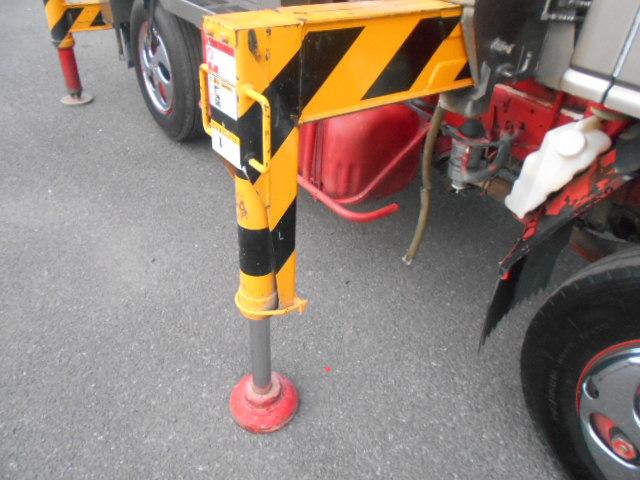 エルフトラック 　コンクリートポンプ車　上物極東開発製　上物型式ＰＨ３５－１１　真空スクイーズ式　３段屈折式ブーム　地上高１１．４ｍ　３６０°全旋回　ラジコン２個あり（無線）　走行６万ｋｍ（47枚目）