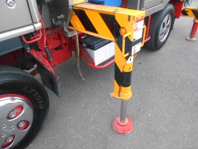 エルフトラック 　コンクリートポンプ車　上物極東開発製　上物型式ＰＨ３５－１１　真空スクイーズ式　３段屈折式ブーム　地上高１１．４ｍ　３６０°全旋回　ラジコン２個あり（無線）　走行６万ｋｍ（49枚目）