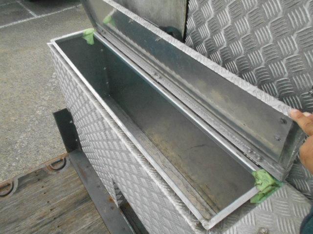 フォワード 　アルミブロック平　荷台内寸６１４×２３６×３７　ワイドボディ　後輪エアサス　荷台床木張り　内フック１６対　センターフック９か所　スタンションホール２か所　造りボディ　工具箱　荷台支柱抜き差し可（36枚目）
