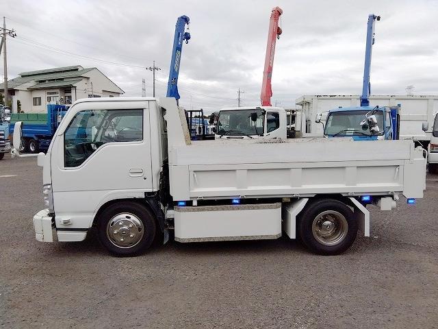 エルフトラック 　低床ダンプ　上物新明和製　荷台寸法３０５×１６０×３７　積載３ｔ　４ナンバー　６速ミッション　走行１４．３万ｋｍ　タイヤサイズ２０５／７５Ｒ１６（4枚目）