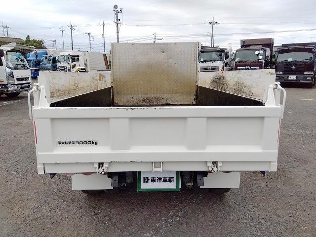 エルフトラック 　低床ダンプ　上物新明和製　荷台寸法３０５×１６０×３７　積載３ｔ　４ナンバー　６速ミッション　走行１４．３万ｋｍ　タイヤサイズ２０５／７５Ｒ１６（6枚目）
