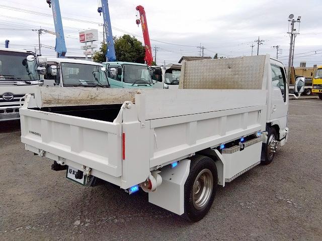 エルフトラック 　低床ダンプ　上物新明和製　荷台寸法３０５×１６０×３７　積載３ｔ　４ナンバー　６速ミッション　走行１４．３万ｋｍ　タイヤサイズ２０５／７５Ｒ１６（7枚目）