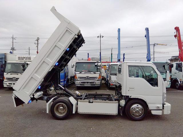 エルフトラック 　低床ダンプ　上物新明和製　荷台寸法３０５×１６０×３７　積載３ｔ　４ナンバー　６速ミッション　走行１４．３万ｋｍ　タイヤサイズ２０５／７５Ｒ１６（29枚目）