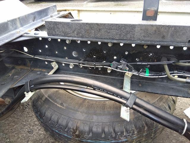 エルフトラック 　低床ダンプ　上物新明和製　荷台寸法３０５×１６０×３７　積載３ｔ　４ナンバー　６速ミッション　走行１４．３万ｋｍ　タイヤサイズ２０５／７５Ｒ１６（74枚目）