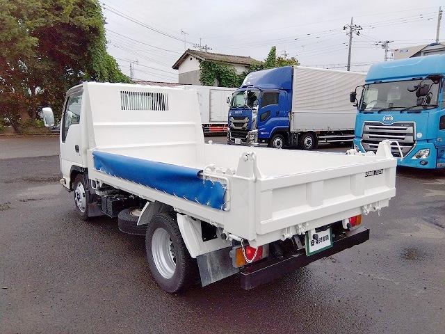 エルフトラック 　低床ダンプ　上物新明和製　荷台寸法３０６ｘ１６０ｘ３２　積載２ｔ　４ナンバー　５速ミッション　走行１２．７万ｋｍ（8枚目）