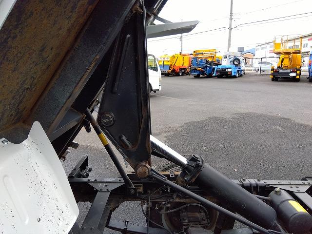 エルフトラック 　低床ダンプ　上物新明和製　荷台寸法３０６ｘ１６０ｘ３２　積載２ｔ　４ナンバー　５速ミッション　走行１２．７万ｋｍ（21枚目）