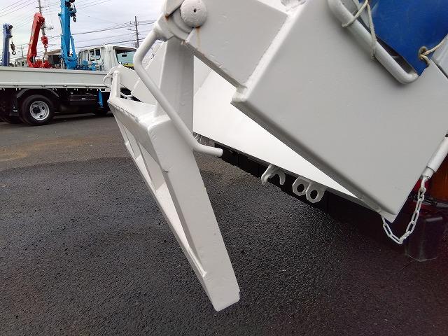 エルフトラック 　低床ダンプ　上物新明和製　荷台寸法３０６ｘ１６０ｘ３２　積載２ｔ　４ナンバー　５速ミッション　走行１２．７万ｋｍ（23枚目）