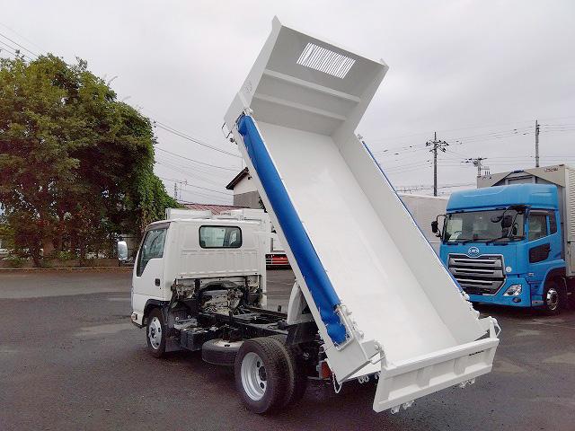 エルフトラック 　低床ダンプ　上物新明和製　荷台寸法３０６ｘ１６０ｘ３２　積載２ｔ　４ナンバー　５速ミッション　走行１２．７万ｋｍ（28枚目）