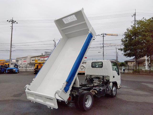 エルフトラック 　低床ダンプ　上物新明和製　荷台寸法３０６ｘ１６０ｘ３２　積載２ｔ　４ナンバー　５速ミッション　走行１２．７万ｋｍ（29枚目）