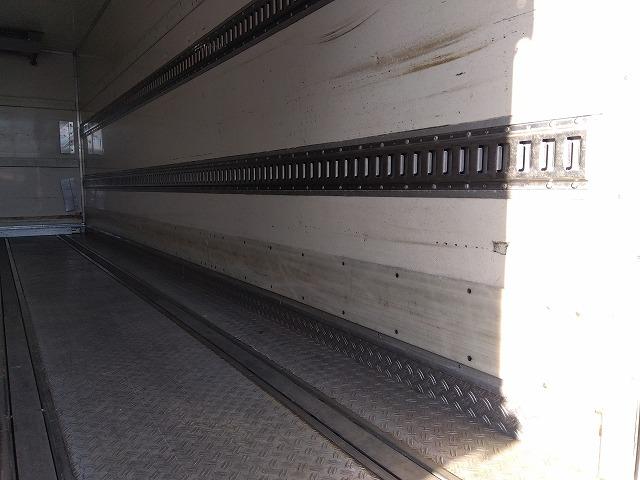 フォワード 　格納ＰＧ付冷蔵冷凍車　上物東プレ製（Ｒ４０４ａ）　－３０℃設定　積載２．１５ｔ　荷台寸法６１４×２３０×２１１　荷台床アルミ縞板張り　ラッシングレール２段　ジョルダーレール付　極東開発製格納ＰＧ付（30枚目）