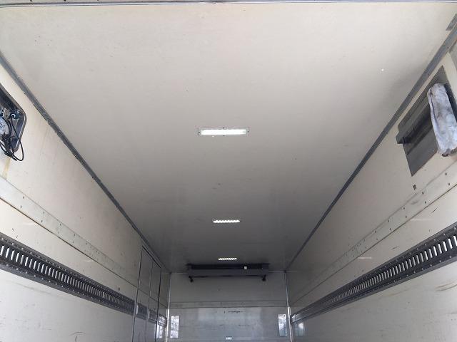 フォワード 　格納ＰＧ付冷蔵冷凍車　上物東プレ製（Ｒ４０４ａ）　－３０℃設定　積載２．１５ｔ　荷台寸法６１４×２３０×２１１　荷台床アルミ縞板張り　ラッシングレール２段　ジョルダーレール付　極東開発製格納ＰＧ付（31枚目）