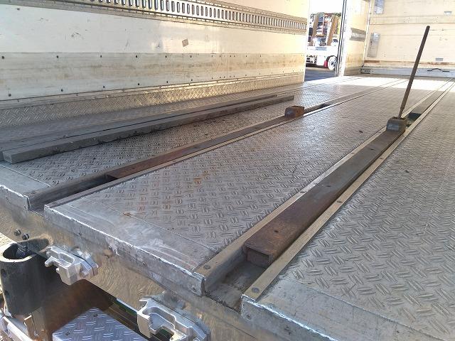 フォワード 　格納ＰＧ付冷蔵冷凍車　上物東プレ製（Ｒ４０４ａ）　－３０℃設定　積載２．１５ｔ　荷台寸法６１４×２３０×２１１　荷台床アルミ縞板張り　ラッシングレール２段　ジョルダーレール付　極東開発製格納ＰＧ付（32枚目）