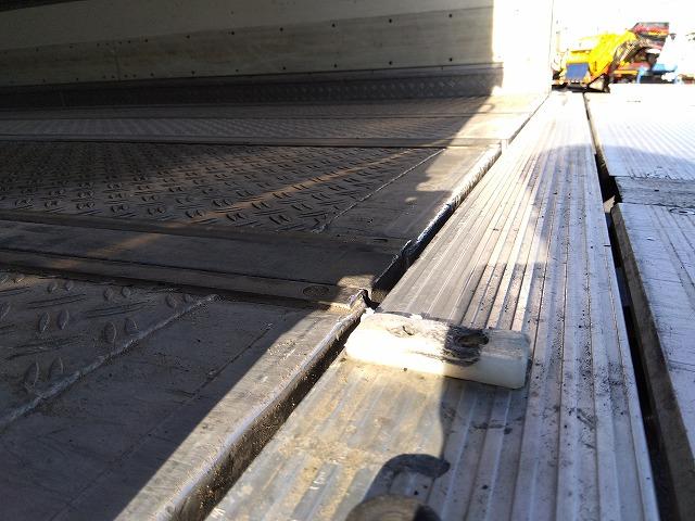 フォワード 　格納ＰＧ付冷蔵冷凍車　上物東プレ製（Ｒ４０４ａ）　－３０℃設定　積載２．１５ｔ　荷台寸法６１４×２３０×２１１　荷台床アルミ縞板張り　ラッシングレール２段　ジョルダーレール付　極東開発製格納ＰＧ付（34枚目）