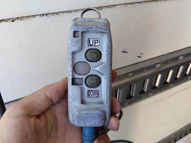 フォワード 　格納ＰＧ付冷蔵冷凍車　上物東プレ製（Ｒ４０４ａ）　－３０℃設定　積載２．１５ｔ　荷台寸法６１４×２３０×２１１　荷台床アルミ縞板張り　ラッシングレール２段　ジョルダーレール付　極東開発製格納ＰＧ付（39枚目）