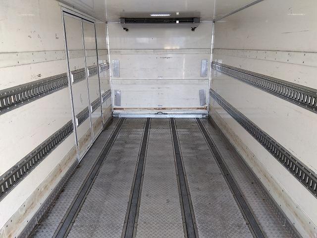 フォワード 　格納ＰＧ付冷蔵冷凍車　上物東プレ製（Ｒ４０４ａ）　－３０℃設定　積載２．１５ｔ　荷台寸法６１４×２３０×２１１　荷台床アルミ縞板張り　ラッシングレール２段　ジョルダーレール付　極東開発製格納ＰＧ付（43枚目）