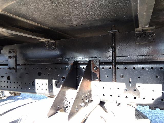 フォワード 　格納ＰＧ付冷蔵冷凍車　上物東プレ製（Ｒ４０４ａ）　－３０℃設定　積載２．１５ｔ　荷台寸法６１４×２３０×２１１　荷台床アルミ縞板張り　ラッシングレール２段　ジョルダーレール付　極東開発製格納ＰＧ付（65枚目）