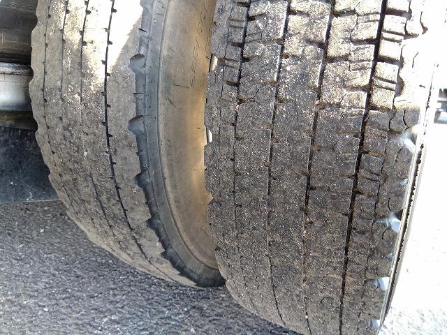 フォワード 　格納ＰＧ付冷蔵冷凍車　上物東プレ製（Ｒ４０４ａ）　－３０℃設定　積載２．１５ｔ　荷台寸法６１４×２３０×２１１　荷台床アルミ縞板張り　ラッシングレール２段　ジョルダーレール付　極東開発製格納ＰＧ付（66枚目）