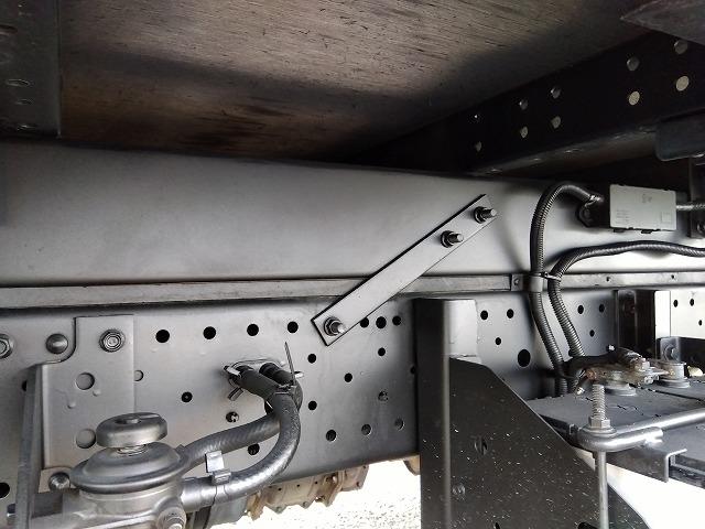 エルフトラック 跳ね上げPG付アルミバン 上物日本フルハーフ 標準ロングボディ 積載2.95t 荷台寸法446×176×207 荷台床木張り パワーゲート日本フルハーフ製 左サイド扉 ラッシングレール1段 ハイキャブ(57枚目)