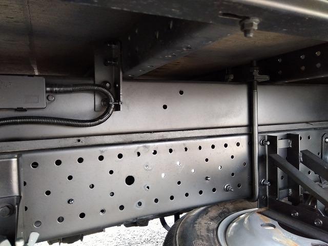 エルフトラック 跳ね上げPG付アルミバン 上物日本フルハーフ 標準ロングボディ 積載2.95t 荷台寸法446×176×207 荷台床木張り パワーゲート日本フルハーフ製 左サイド扉 ラッシングレール1段 ハイキャブ(58枚目)