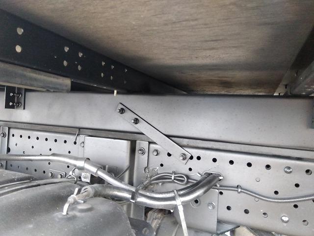 エルフトラック 跳ね上げPG付アルミバン 上物日本フルハーフ 標準ロングボディ 積載2.95t 荷台寸法446×176×207 荷台床木張り パワーゲート日本フルハーフ製 左サイド扉 ラッシングレール1段 ハイキャブ(59枚目)