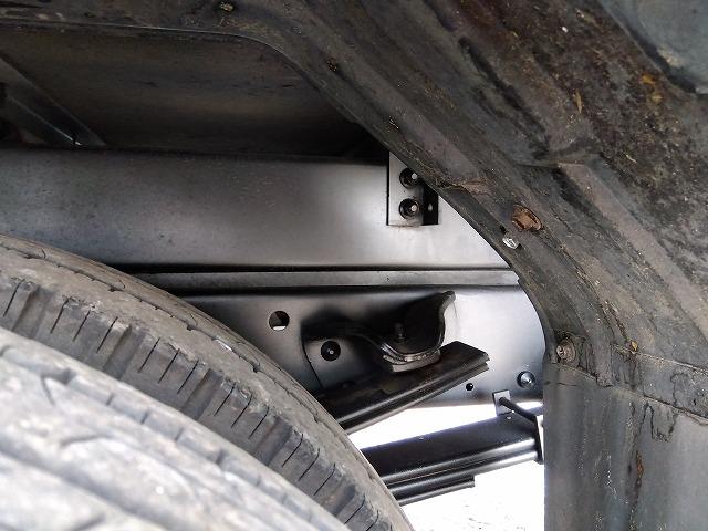 エルフトラック 跳ね上げPG付アルミバン 上物日本フルハーフ 標準ロングボディ 積載2.95t 荷台寸法446×176×207 荷台床木張り パワーゲート日本フルハーフ製 左サイド扉 ラッシングレール1段 ハイキャブ(60枚目)