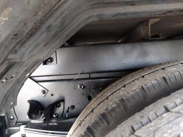 エルフトラック 跳ね上げPG付アルミバン 上物日本フルハーフ 標準ロングボディ 積載2.95t 荷台寸法446×176×207 荷台床木張り パワーゲート日本フルハーフ製 左サイド扉 ラッシングレール1段 ハイキャブ(61枚目)