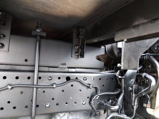 エルフトラック 跳ね上げPG付アルミバン 上物日本フルハーフ 標準ロングボディ 積載2.95t 荷台寸法446×176×207 荷台床木張り パワーゲート日本フルハーフ製 左サイド扉 ラッシングレール1段 ハイキャブ(63枚目)