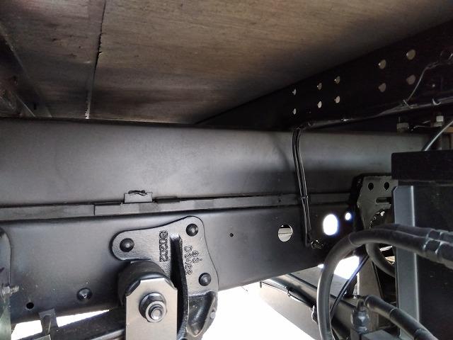 エルフトラック 跳ね上げPG付アルミバン 上物日本フルハーフ 標準ロングボディ 積載2.95t 荷台寸法446×176×207 荷台床木張り パワーゲート日本フルハーフ製 左サイド扉 ラッシングレール1段 ハイキャブ(66枚目)