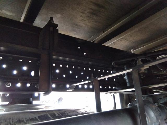 エルフトラック 跳ね上げPG付アルミバン 上物日本フルハーフ 標準ロングボディ 積載2.95t 荷台寸法446×176×207 荷台床木張り パワーゲート日本フルハーフ製 左サイド扉 ラッシングレール1段 ハイキャブ(68枚目)