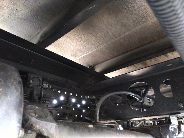 エルフトラック 跳ね上げPG付アルミバン 上物日本フルハーフ 標準ロングボディ 積載2.95t 荷台寸法446×176×207 荷台床木張り パワーゲート日本フルハーフ製 左サイド扉 ラッシングレール1段 ハイキャブ(69枚目)