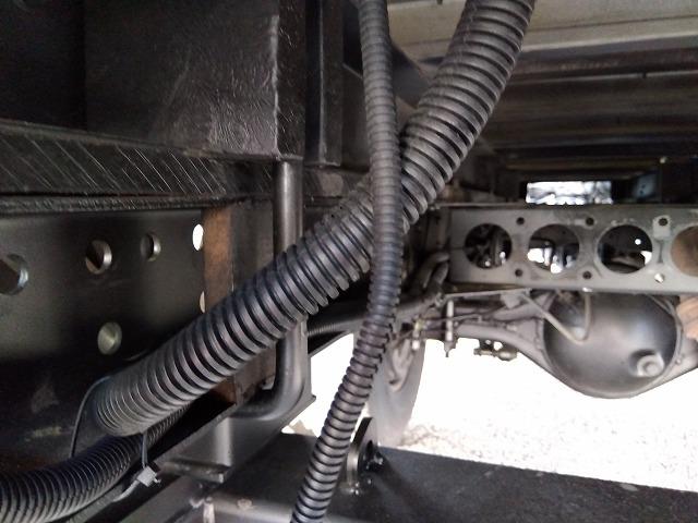 エルフトラック 跳ね上げPG付アルミバン 上物日本フルハーフ 標準ロングボディ 積載2.95t 荷台寸法446×176×207 荷台床木張り パワーゲート日本フルハーフ製 左サイド扉 ラッシングレール1段 ハイキャブ(71枚目)