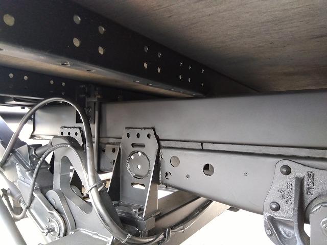 エルフトラック 跳ね上げPG付アルミバン 上物日本フルハーフ 標準ロングボディ 積載2.95t 荷台寸法446×176×207 荷台床木張り パワーゲート日本フルハーフ製 左サイド扉 ラッシングレール1段 ハイキャブ(74枚目)