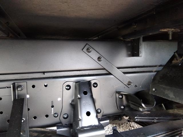 エルフトラック 跳ね上げPG付アルミバン 上物日本フルハーフ 標準ロングボディ 積載2.95t 荷台寸法446×176×207 荷台床木張り パワーゲート日本フルハーフ製 左サイド扉 ラッシングレール1段 ハイキャブ(76枚目)