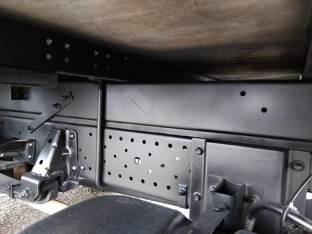 エルフトラック 跳ね上げPG付アルミバン 上物日本フルハーフ 標準ロングボディ 積載2.95t 荷台寸法446×176×207 荷台床木張り パワーゲート日本フルハーフ製 左サイド扉 ラッシングレール1段 ハイキャブ(77枚目)